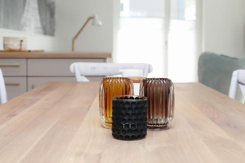 due tazze sedute su un tavolo di legno in cucina di Kleine Robbe Whg1 a Wustrow