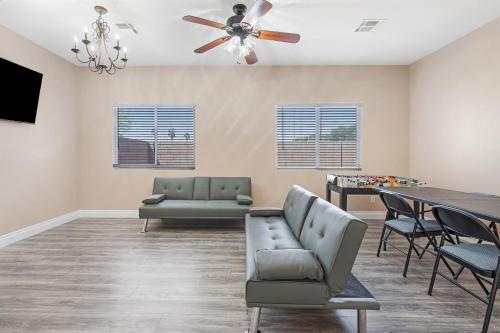 Beautiful Spacious Single Story Vegas Home