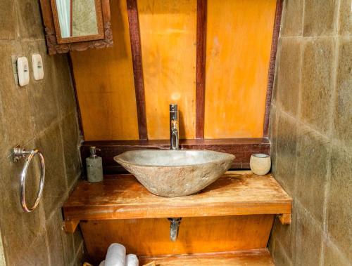 y baño con lavabo en un mostrador de madera. en Diversia Diving Club & Bungalows, en Gili Trawangan
