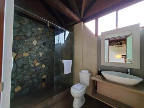 バーニョスにあるLa Quinta Mansión Loftsのバスルーム(洗面台、トイレ、シャワー付)