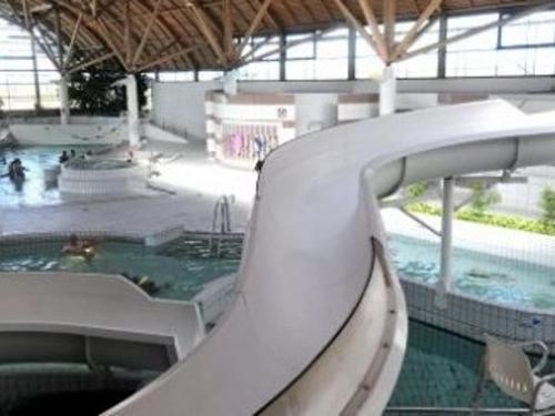 un toboggan dans un immeuble avec piscine dans l'établissement Élégant T3 avec terrasse, parking et proche plages à Sète - 3 étoiles - FR-1-338-381, à Sète