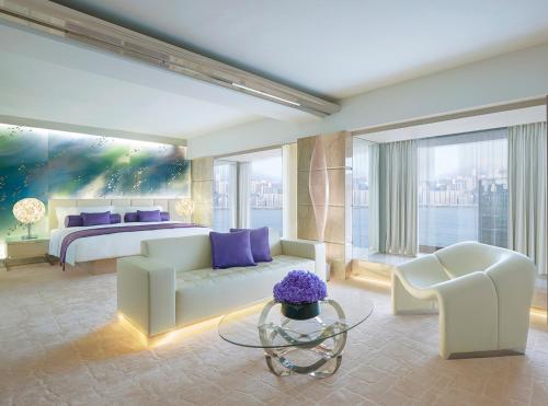 Postel nebo postele na pokoji v ubytování Regal Kowloon Hotel