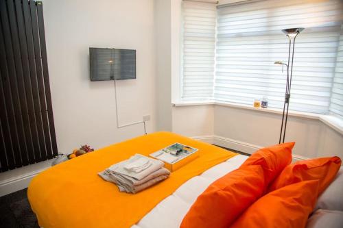 Llit o llits en una habitació de 5 bedroom semi-detached house- 3 double beds - 2 single beds