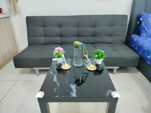 - Mesa de centro negra en la sala de estar con sofá en Ampang 2-4 pax Studio AmpPoint en Ampang