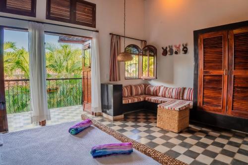 ein Wohnzimmer mit einem Sofa und einem Balkon in der Unterkunft Casa Bubu Guest House in Granada