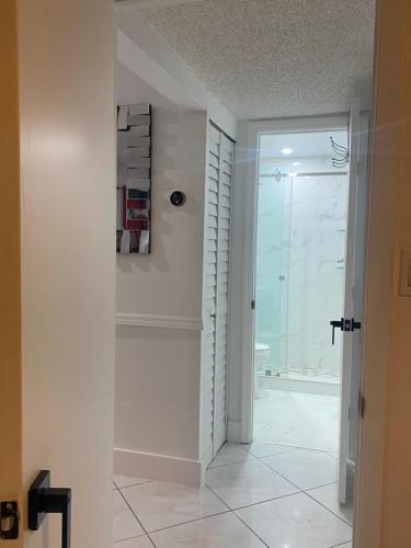baño con ducha y puerta de cristal en Beautiful House 7 min from Miami Airport w FREE parking en Miami