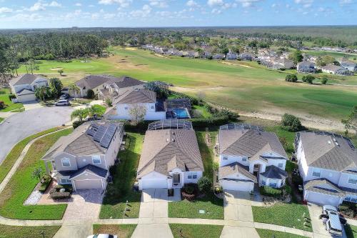 uma vista aérea de uma casa em Sun Living- Golf Community, Private Pool 809 villa em Davenport