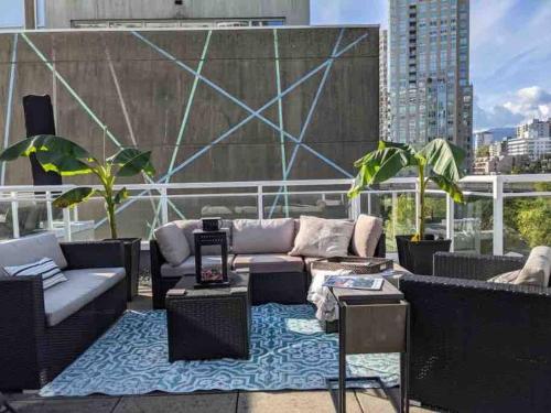 Ruang duduk di Penthouses of Beach Ave