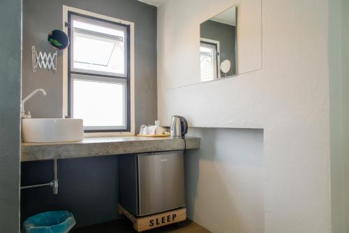 清邁的住宿－Sleep Guesthouse，一间带水槽和镜子的浴室