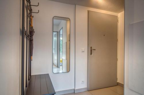 ein Spiegel an einer Wand neben einer Tür in der Unterkunft L'Echo - ST / Soitec / Innovalée in Saint-Ismier