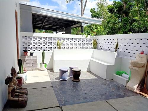 rindoe jogja holiday homeにあるパティオまたは屋外エリア