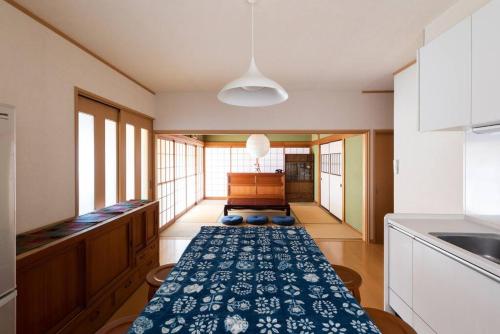 - une cuisine avec une table au milieu d'une pièce dans l'établissement あぽろん, à Gujō