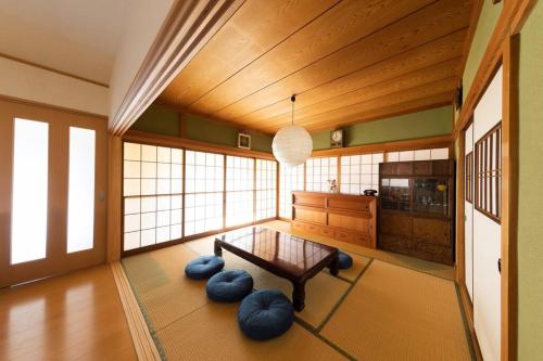 - un salon avec une table et des billes bleues dans l'établissement あぽろん, à Gujō