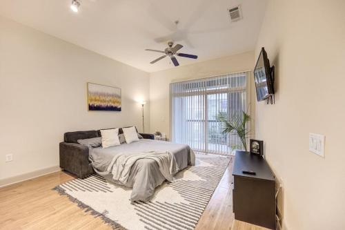 a bedroom with a bed and a ceiling fan at Beautiful 1Br/NRG/Pool/Wi-Fi/PetsOK/Garage parking in Houston