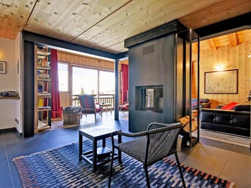 - un salon avec une chaise et une cheminée dans l'établissement Chalet authentique avec sauna et hammam à Saint-Martin-de-Belleville - FR-1-613B-10, à Saint-Marcel