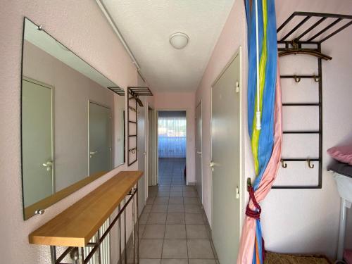 - un couloir dans une maison dans l'établissement Appartement 4 personnes avec garage et terrasse - FR-1-716-9, à La Grande Motte