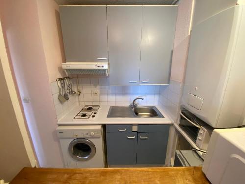 Kuchyňa alebo kuchynka v ubytovaní Appartement 4 personnes avec garage et terrasse - FR-1-716-9