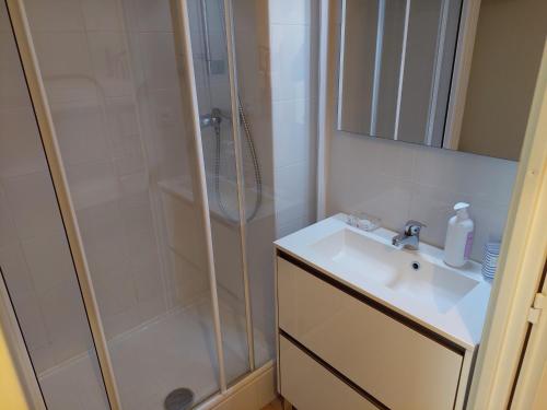 Kúpeľňa v ubytovaní Studio avec Terrasse et Parking Privé à La Grande Motte - 4 Pers. - FR-1-716-8