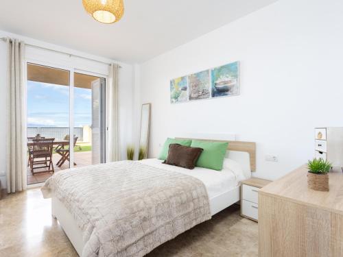 - une chambre blanche avec un lit et un balcon dans l'établissement Apartamento Tenerife, 1 dormitorio, 2 personas - ES-279-9, à Puerto de Santiago