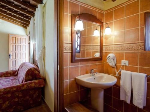 uma casa de banho com um lavatório e um espelho em Villa Icod de los Vinos, 1 dormitorio, 2 personas - ES-279-20 em Icod de los Vinos