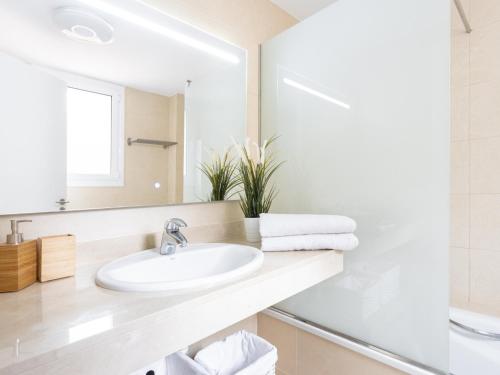 La salle de bains blanche est pourvue d'un lavabo et d'un miroir. dans l'établissement Apartamento Tenerife, 1 dormitorio, 2 personas - ES-279-9, à Puerto de Santiago