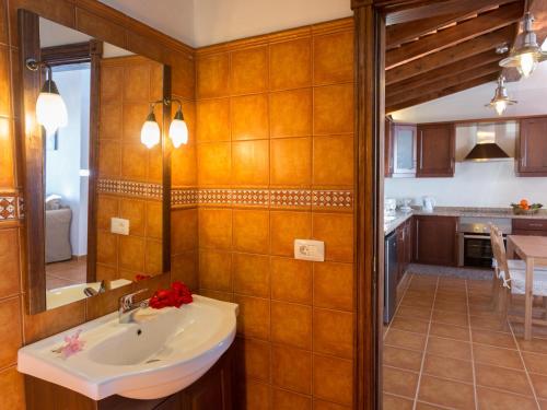 uma casa de banho com um lavatório e um espelho e uma cozinha em Villa Icod de los Vinos, 1 dormitorio, 2 personas - ES-279-2 em Icod de los Vinos