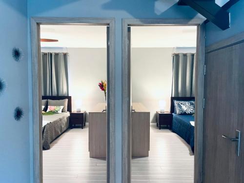 um quarto com um quarto, uma cama e um espelho em Fare Luna - Comfy New home in Bora Bora em Bora Bora