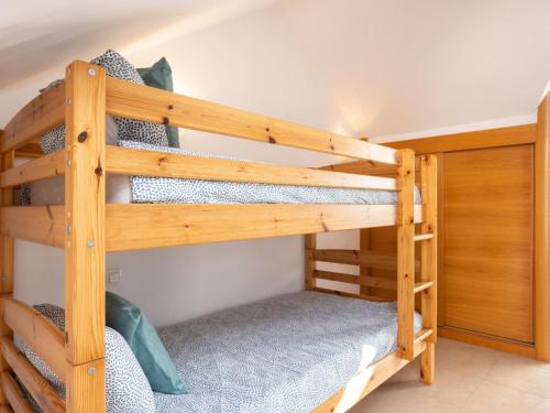 una habitación con literas y dos literas en Dúplex tranquilo cerca de la playa, 2 terrazas, estacionamiento gratuito - ES-279-16, en Guía de Isora