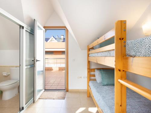 1 dormitorio con litera y baño con aseo en Dúplex tranquilo cerca de la playa, 2 terrazas, estacionamiento gratuito - ES-279-16, en Guía de Isora