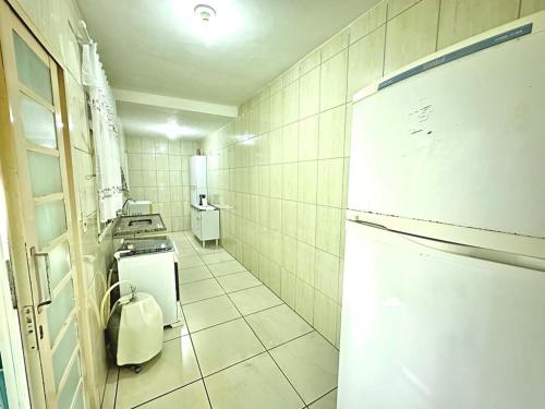 a kitchen with a stove and a refrigerator at Sonho meu in Guaratinguetá