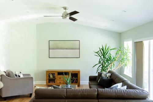 sala de estar con sofá y ventilador de techo en 3BR, 2 bath w/ HOT TUB on private view balcony & AC, en Crescent Valley