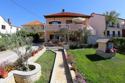 Apartment and Rooms Toka