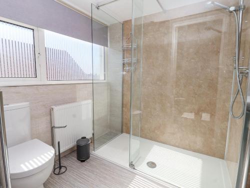 La salle de bains est pourvue d'une douche et de toilettes. dans l'établissement Southdowne, à Bridlington