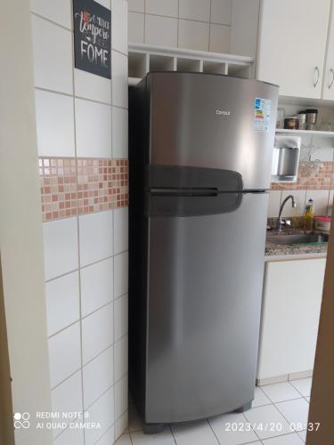 a stainless steel refrigerator in a kitchen at RPT 01 - AR COND SPLIT nos 2 quartos, Ventilador na sala, PURIFICADOR ÁGUA GELADA, AIR FRYER, PET pequeno porte, Garagem Coberta in Caldas Novas