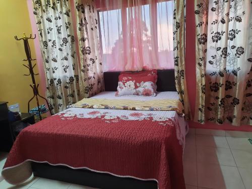 een klein bed in een kamer met een raam bij Homestay cikgu in Kamunting