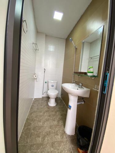 een badkamer met een toilet en een wastafel bij DH Homestay Cao Bằng in Cao Bằng