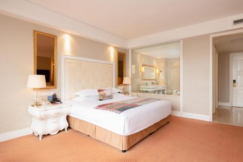 Postel nebo postele na pokoji v ubytování Hangzhou Xinqiao Hotel