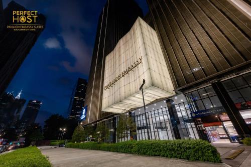 um edifício com um sinal na lateral em Pavilion Embassy Suites KL em Kuala Lumpur