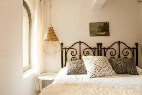 a bedroom with a bed and a window at La petite maison in Lourmarin