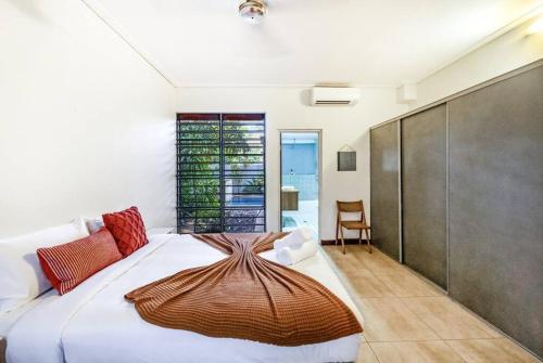 1 dormitorio con 1 cama grande en una habitación en 'Troppo' Darwin Designer Luxury Boutique Home, en Parap