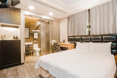 台北的住宿－皇家玫瑰旅館西門館，一间带大床的卧室和一间浴室