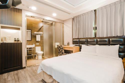 Postel nebo postele na pokoji v ubytování Royal Rose Hotel Ximen