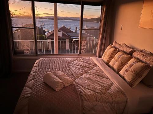1 dormitorio con 1 cama y vistas al océano en Executive family house w/ 5BR en Belmont