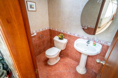 een badkamer met een toilet en een wastafel bij Casa Mercedes in Quito