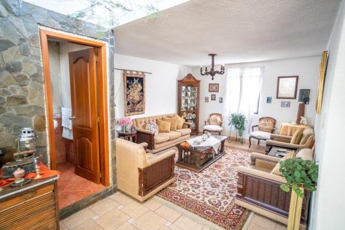 een woonkamer met een bank en een tafel bij Casa Mercedes in Quito