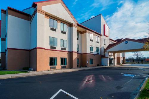 a large building with a street in front of it at Red Roof Inn South Bend - Mishawaka in South Bend