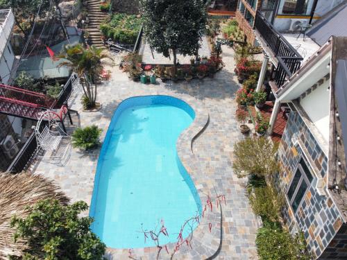 an overhead view of a swimming pool in a yard at Tuong Vi Homestay - Venuestay in Vĩnh Phúc