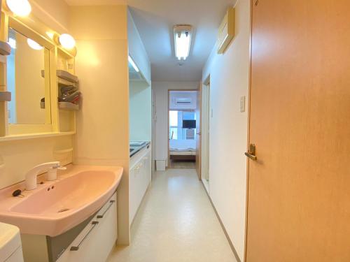 a bathroom with a sink and a mirror at マルチステイ大阪心斎橋 in Osaka