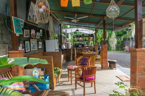 un patio con sillas y mesas y un restaurante en Kubu doble en Sanur