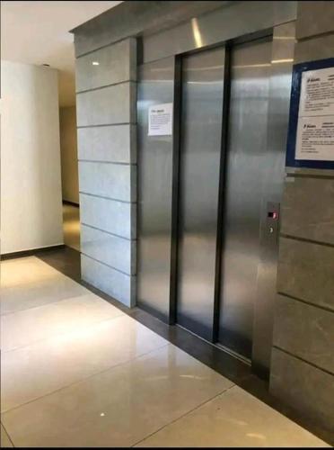 una fila di ascensori metallici in un edificio di Edificio Baruc Norte Monoambiente a Santa Cruz de la Sierra